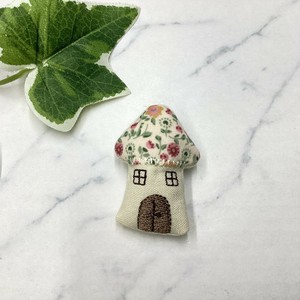 ブローチ　個性的　刺繍　ぬいぐるみ　ハウス　家　お花　フラワー