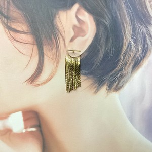 ピアス　個性的　ビジュー　ゴールド　タッセル