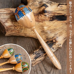 軽やかに鳴る 鮮やかドットペイントの木製シェイカー｜手描き模様とナチュラルウッドのやさしい楽器