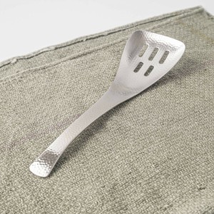 なごみ槌目和風カトラリー 取り分けスプーン 角 穴明[日本製/燕三条/和食器]