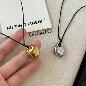 【新色追加】激安セール【鎖骨チェーン】ロングタイプ 黒革紐×ゴールドビーズ ニットチェーン 男女兼用