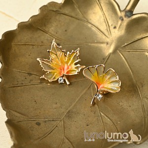 Brooch Ladies fashion Red Leaves Pin Badge