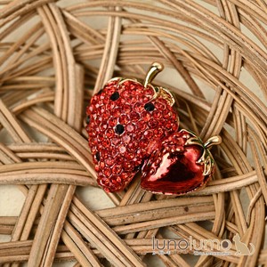 Brooch Ladies fashion Sparkle Strawberry Rhinestone Brooch