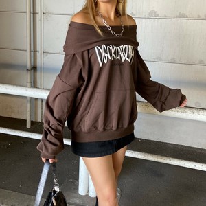 即納【2025新作】オフショルフードロゴトップス　ペイントロゴ　オフタートル　スウェット　秋服　冬服