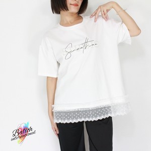 【2025年 新作 トップス】パールビジューロゴ付五分袖裾レースTシャツ