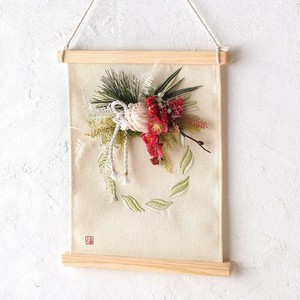 【迎春・新年のお正月飾りに】ハンドメイド用 刺繍ミニタペストリー しめ飾り フラワーアレンジ