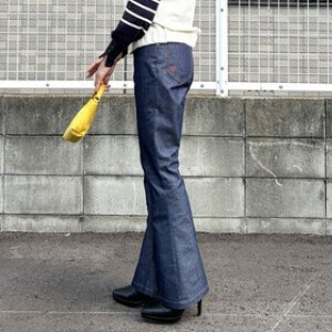【25AW先行予約】 ハート刺繍 ノンウォッシュ デニム センターシーム スリム フレア パンツ 9オンス Gパン