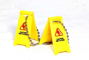 プラスワンの味付けに！ご注意キーホルダー【CAUTIONプラボードボールチェーン】キーチェーン