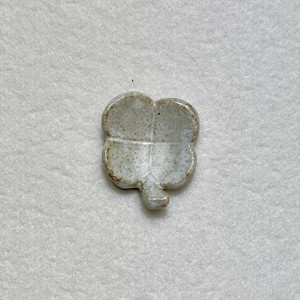 ヨツバ箸置き　白