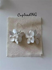 ＜SALE＞INSスタイル 多層構造 クチナシモチーフ 貝殻装飾 リゾート風ピアス イヤーフックタイプ