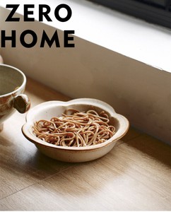 花びら模様の落ち着いた色合いの食器