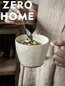 クラシックな立体模様 陶製マグカップ（ホットドリンク対応）