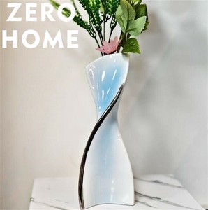 ナチュラルテイストの陶器花瓶 ソファサイドの装飾に