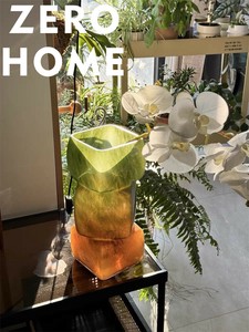 クリアな立方体花器 フラワーアレンジメント ガラス製