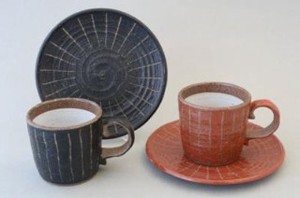 「毎日使う器」　線彫　コーヒー碗皿（黒）（赤）