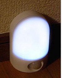 人が近づくと自動点灯・自動消灯　電池式LED使用赤外線センサーライト