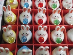 処分★今年の干支　風水ミニウサギ　ガラス玉持ち　日本製　卯
