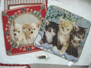 ジャガード織　犬と猫のクッションカバー