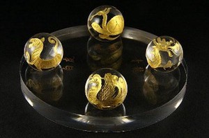 【彫刻置物】四神獣 20mm丸玉セット 透明盤アクリル台(金彫り)
