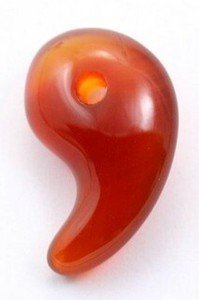 【置き石】勾玉 S レッドメノウ