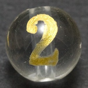 【彫刻ビーズ】水晶 8mm (金彫り) 数字「2」 (縦穴)