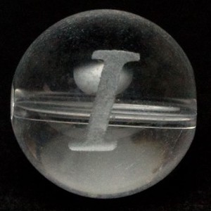 【彫刻ビーズ】水晶 12mm (素彫り) アルファベット「I」
