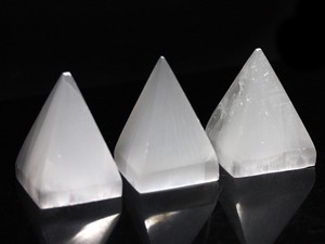 【置き石】セレナイト ピラミッド型 (アソート)