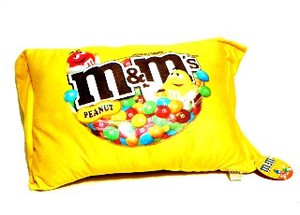 チョコの袋で寝てしまえ！【M&M'S　スクエアクッション】