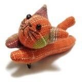 【ネコブローチ】　手作り　のびのび　オレンジ　猫　ハンドメイド