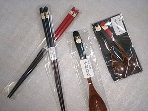 伝統の会津漆器店の箸とスプーン　猫とフクロウ　手描き