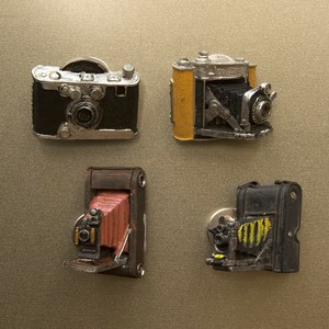 Magnet/Pin camera