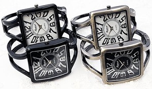 大きな文字盤のメタルバングルウォッチ　レディース腕時計