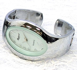 メタルバングルウォッチ　レディース腕時計　アクセサリー　ブレスレット　ファッション