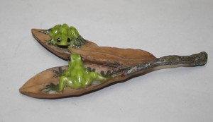 木の葉二匹乗り蛙
