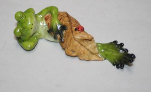木の葉一休み蛙