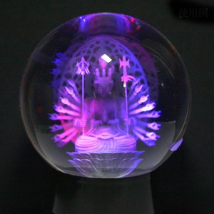 【彫刻置物】丸玉 人工水晶 約90mm (レーザー彫刻)(レインボー台付き) 千手観音菩薩