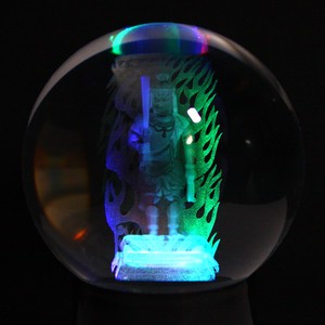 【彫刻置物】丸玉 人工水晶 約90mm (レーザー彫刻)(レインボー台付き) 不動明王