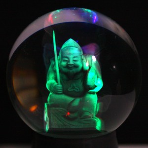 【彫刻置物】丸玉 人工水晶 約90mm (レーザー彫刻)(レインボー台付き) 恵比寿