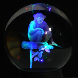 【彫刻置物】丸玉 人工水晶 約90mm (レーザー彫刻)(レインボー台付き) サル