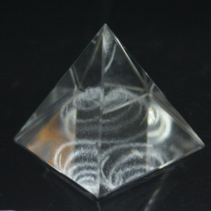 【彫刻置物】ピラミッド 人工水晶 (レーザー彫刻) 約50mm スパイラル (ケース付)