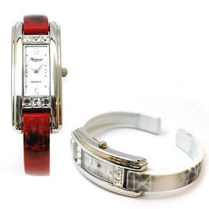 縦長フェイスと細身のアームがスマートなバングルウォッチ　レディース腕時計　ファッション