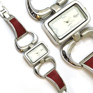 横長長方形フェイス　幅広のブレスレットウォッチ　レディース腕時計　ファッション