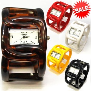 【在庫処分SALE】プラスチックの幅広バングルウォッチ　レディース　腕時計　ファッションウォッチ