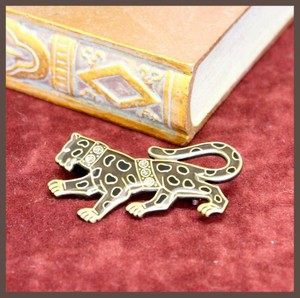 Spain Leopard Motif Design Brooch Clara