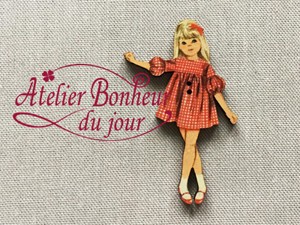 フランス製　木製ボタン　アトリエ ボヌール ドゥ ジュール 【赤いチェック柄ドレスの女の子】