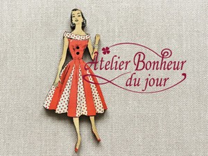 フランス製　木製ボタン 【赤い水玉ドレスの女性】