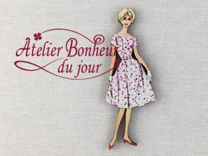 フランス製　木製ボタン　アトリエ ボヌール ドゥ ジュール 【水玉ドレスの女性】