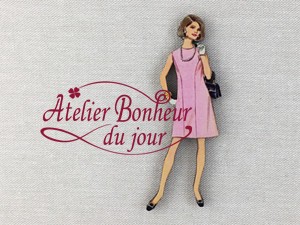 フランス製　木製ボタン 【ピンクのドレスの女性】