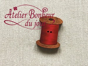 フランス製　木製ボタン　アトリエ ボヌール ドゥ ジュール 【糸巻・ルージュ】
