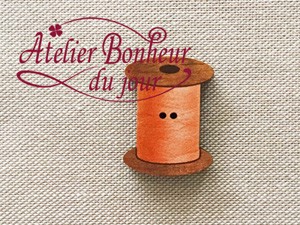 フランス製　木製ボタン　アトリエ ボヌール ドゥ ジュール 【糸巻・オレンジ】